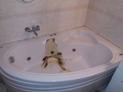 Ремонт горелой акриловой ванны в Киеве